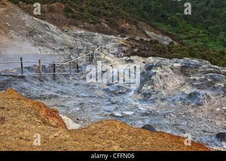 Geyser e Caldera. Dieng plateau, East Java, Indonesia, South Pacific Asia. Foto Stock