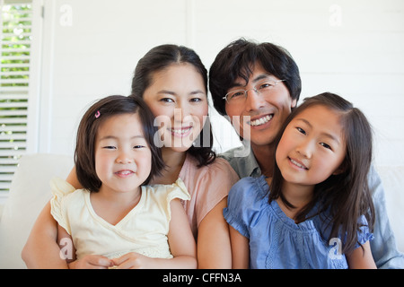 In posa per una foto di famiglia Foto Stock