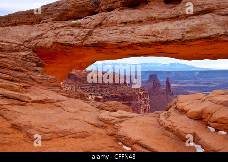 Vista attraverso Mesa Arch, Canyonlands National Park nello Utah Stati Uniti d'America Foto Stock