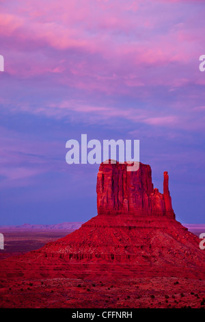 Glow dopo il tramonto sulla West Mitten, Monument Valley Navajo Tribal Park, Arizona, Stati Uniti d'America Foto Stock
