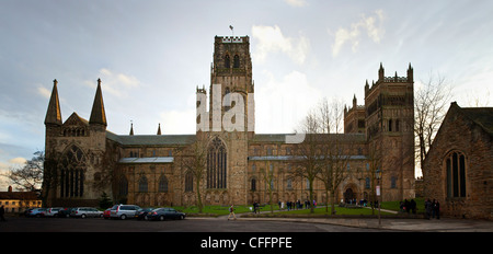 Congregazione andando in Durham Cathedral sul luminoso e freddoloso vigilia di Natale