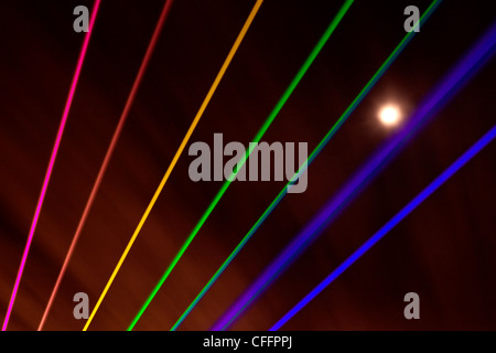 Olympic rainbow dal di sotto Olympic laser show ha preso per strada. Tyneside Rainbow Show a St Marys faro Foto Stock