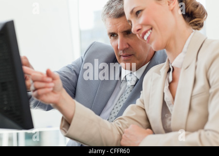 La gente di affari guardando lo schermo di un computer Foto Stock