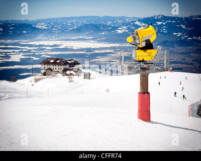 Moderni cannoni da neve su una pista da sci ... Foto Stock