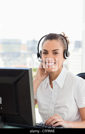 Ritratto di un sorridente conciate imprenditrice di indossare una cuffia Foto Stock