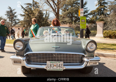 1955 Ford Thunderbird Sport auto sul display in corrispondenza di una sfilata Foto Stock