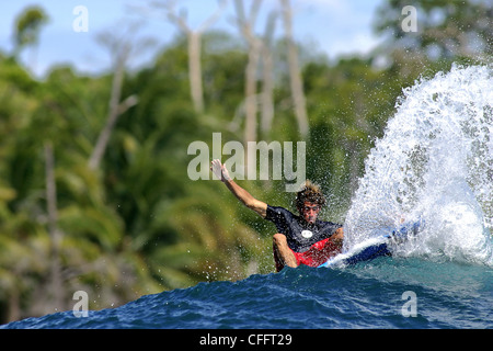 Surfer a cavallo di un onda alla punta di lancia del sinistro. Isole Mentawai, Sumatra, Indonesia, Asia sud-orientale, Asia Foto Stock