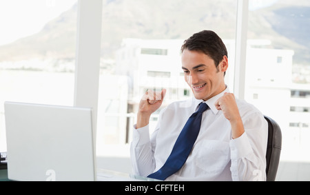 Imprenditore ottenendo una buona notizia Foto Stock