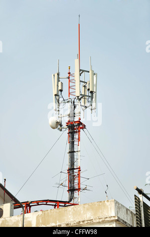 Torre di telecomunicazione con antenne Foto Stock