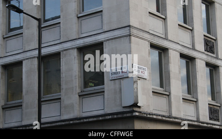 Costruire su un angolo di Guglielmo IV Street e St Martin's Place, Londra, Inghilterra, Regno Unito WC2 Foto Stock