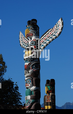 Totem sagomato in Stanley Park, BC Canada Foto Stock