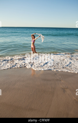 Ritratto di una donna attraente in bikini tenendo un sarong Foto Stock