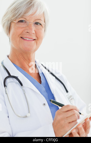 Close up medico sorridente con Blocco note Foto Stock