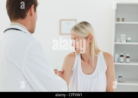 Medico dando il suo paziente una iniezione Foto Stock