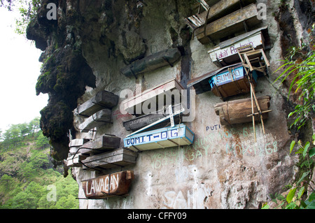 Uno sguardo più da vicino di appendere le bare in Sagada, Filippine. Un modo unico di rituali in Asia. Foto Stock