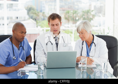 Il team medico avente una riunione Foto Stock