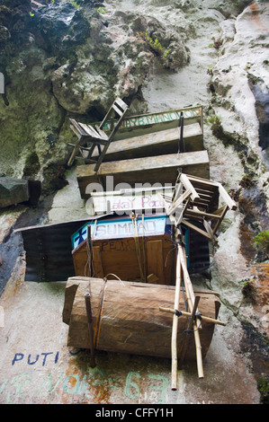 Uno sguardo più da vicino di appendere le bare in Sagada, Filippine. Un modo unico di rituali in Asia. Foto Stock