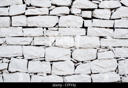 Dipinto di bianco secco muro di pietra Foto Stock