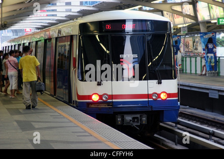 Il BTS (Bangkok Transit Authority) Skytrain tira in Nana Plaza station a Bangkok, in Thailandia. Foto Stock