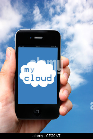 Immagine simbolo di cloud computing. L'utente invia i dati a un server esterno un ottiene l'accesso ai suoi dati provenienti da tutto il mondo. Foto Stock