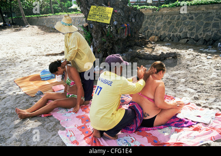 Thailandia, Hua Hin, turisti avente massaggi sulla spiaggia di Hua Hin Foto Stock