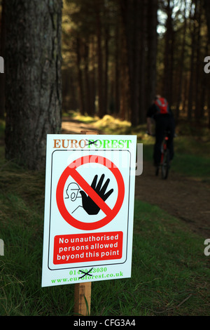 Nessuna persona non autorizzata ha consentito al di là di questo punto segno di avvertimento con ciclista oltre il segno Foto Stock