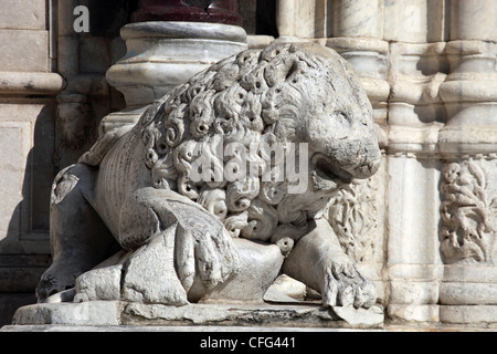 L'Italia, Campania, Napoli, statua di Lion su San Gennaro facciata della Cattedrale Foto Stock