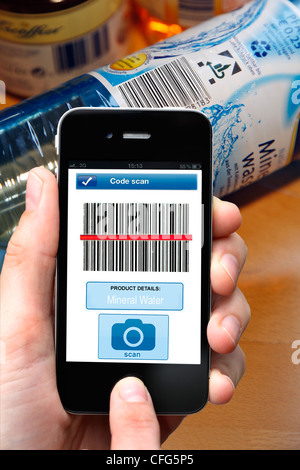 Telefono cellulare, smart phone, PDA, I phone con un lettore di codici a barre App. Per leggere il codice a barre delle informazioni sui prodotti. Foto Stock