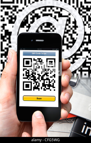 Il codice QR-Code reader, risposta rapida e la fotocamera del telefono mobile esegue la scansione delle informazioni del codice QR di segno. Foto Stock