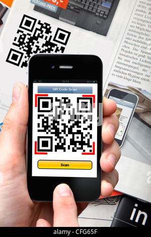 Il codice QR-Code reader, risposta rapida e la fotocamera del telefono mobile esegue la scansione delle informazioni del codice QR di segno. Foto Stock