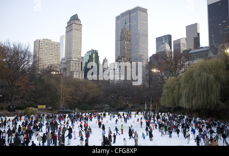 Pattinaggio su ghiaccio a central park Foto Stock