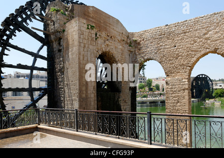 Hama. La Siria. Vista parziale dell'enorme ruota di acqua di legno noto come al-Mamuriye che risale al 1453. Un altro ruota di acqua è Foto Stock