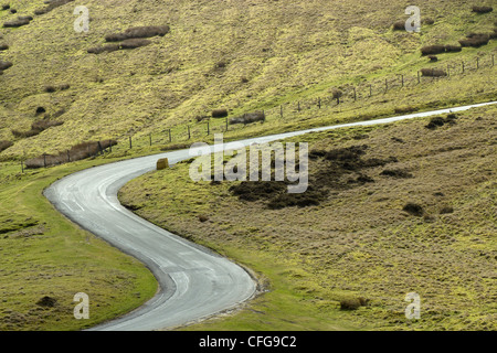 Il B4519 Paese stretta strada di Mynydd Epynt nel Galles centrale, POWYS REGNO UNITO. Foto Stock