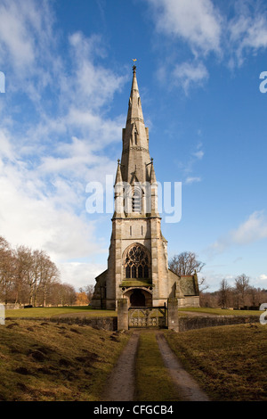 St Marys alta Chiesa vittoriana a Studley Royal vicino a Ripon nello Yorkshire del nord in inverno Foto Stock