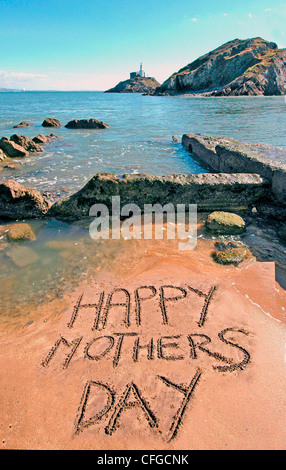 Felice Festa della Mamma messaggio scritto nella sabbia al Mumbles, Swansea, Regno Unito. Foto Stock