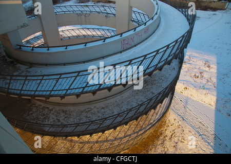 Scalette pedonali di Ohrada a Palmovka tram viadotto ponte (1990) alla fermata Krejcarek Praga Repubblica Ceca Europa Foto Stock