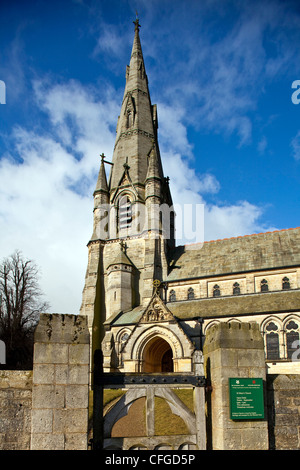 St Marys alta Chiesa vittoriana a Studley Royal vicino a Ripon nello Yorkshire del nord in inverno Foto Stock