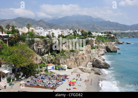 Spagna - Andalusia - Nerja - Costa del Sol - roccia sopra la città e la spiaggia di seguito - sfondo Sierra Almijara mountains Foto Stock