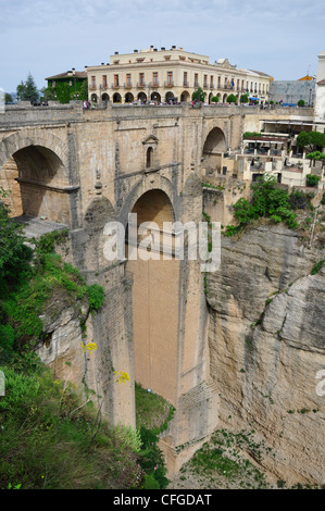 Spagna - Provincia di Malaga - Ronda - XVIII secolo Puento Nuevo "Nuovo ponte di collegamento tra la vecchia e la nuova città oltre El Tajo gorge- 100 metri Foto Stock