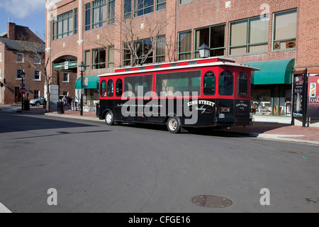 King Street Trolley autobus parcheggiato nella Città Vecchia di Alexandria in Virginia, Stati Uniti d'America fornisce un servizio di trasporto gratuito per i residenti e visitatori Foto Stock