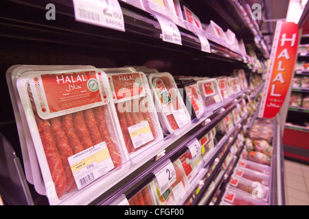 Confezioni di carne halal in un supermercato a Nantes, Francia, 9 marzo 2012. Foto Stock