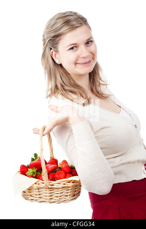 Giovane e bella carino donna felice cestello di contenimento con fragole fresche, isolato su sfondo bianco. Foto Stock