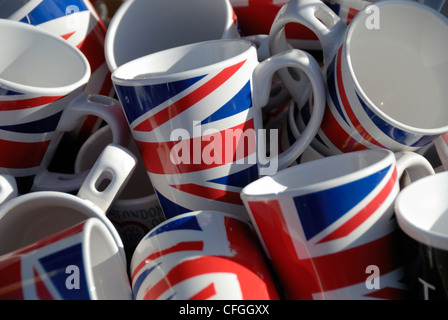 Unione Jack tazze su un souvenir turistici in stallo Foto Stock