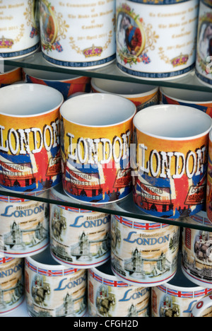 London souvenir mug in un turista vetrina Foto Stock