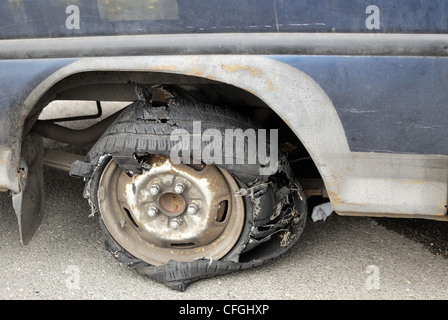 Close-up di immagine strappata pneumatico sulla vecchia auto. Foto Stock