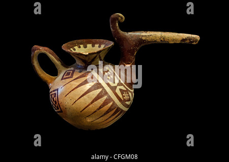 Vaso ha un lungo tubo di lancio, testa decorata animale Caraffa in Ceramica 8-7 secolo a.c. palace Susa Dario il Grande di Persia persiano Iran Foto Stock