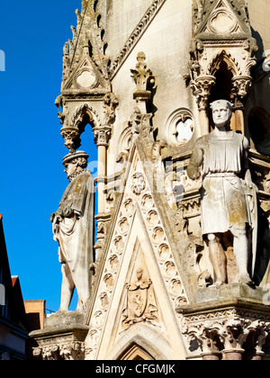 Dettaglio delle statue alla base dell'Haymarket Memorial Clock Tower in Leicester City Centre Inghilterra REGNO UNITO costruito nel 1868 Foto Stock