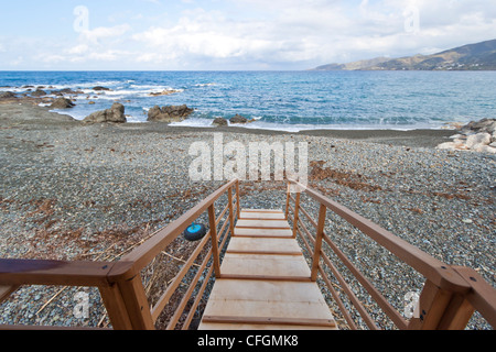 Vista dal bagnino casa verso Kato Pyrgos a Pomos beach, distretto di Paphos, Cipro Foto Stock