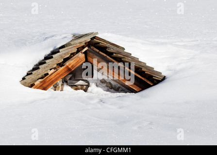 Vecchia casa intrappolato da una tempesta di neve, Svizzera Foto Stock