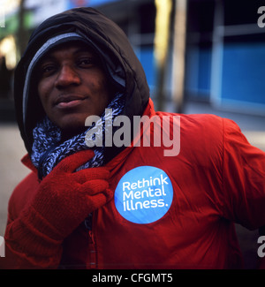 Un chugger adoperando per ripensare la malattia mentale campagna Londra Inghilterra KATHY DEWITT Foto Stock